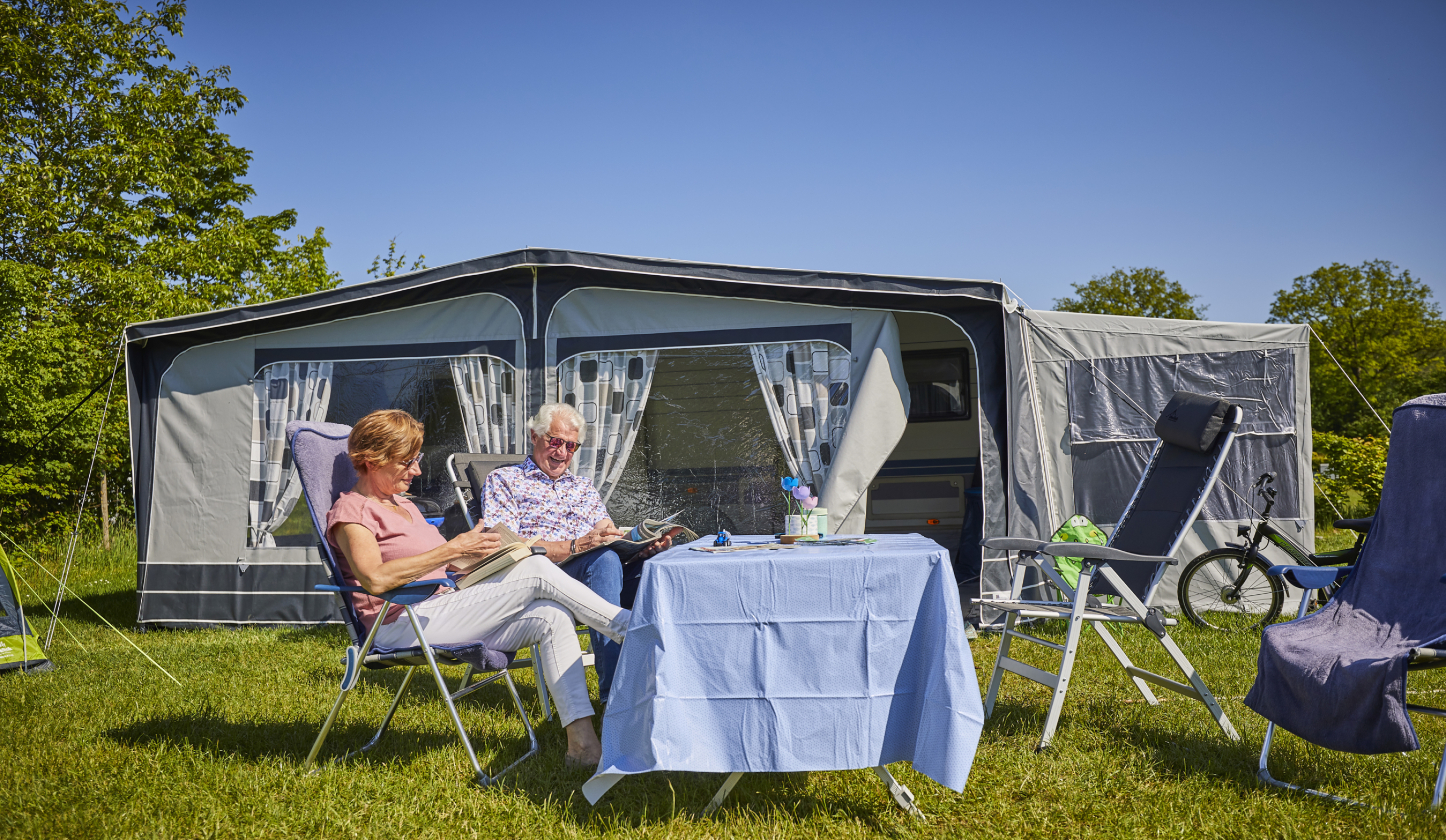 Ouder stel bij de tent