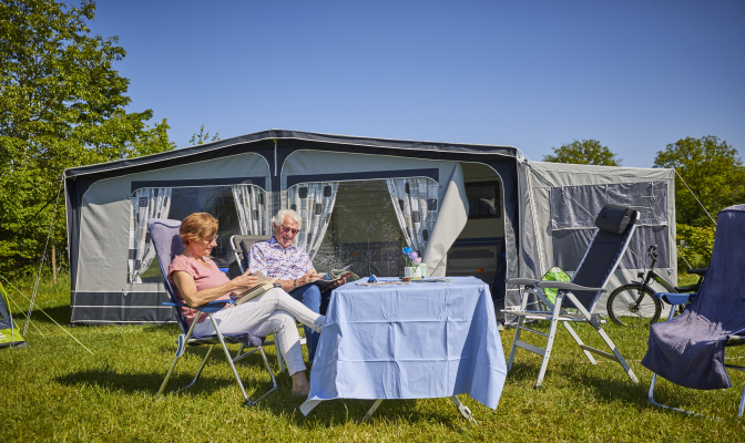 Ouder stel bij de tent