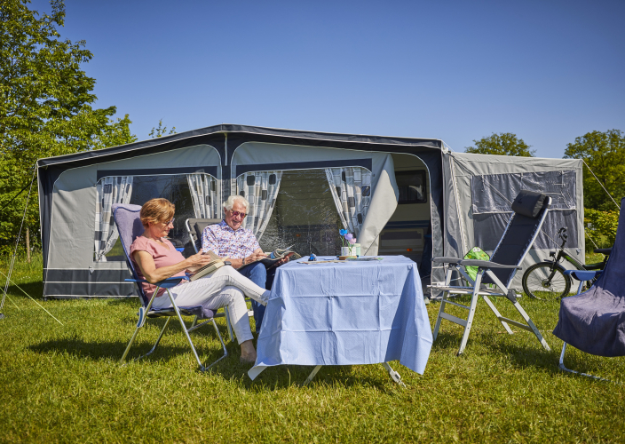 Ouder stel bij de tent