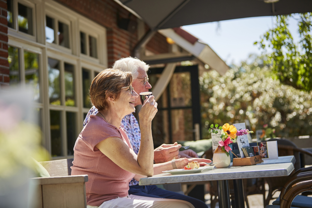 Ouder stel - Koffie - Terras