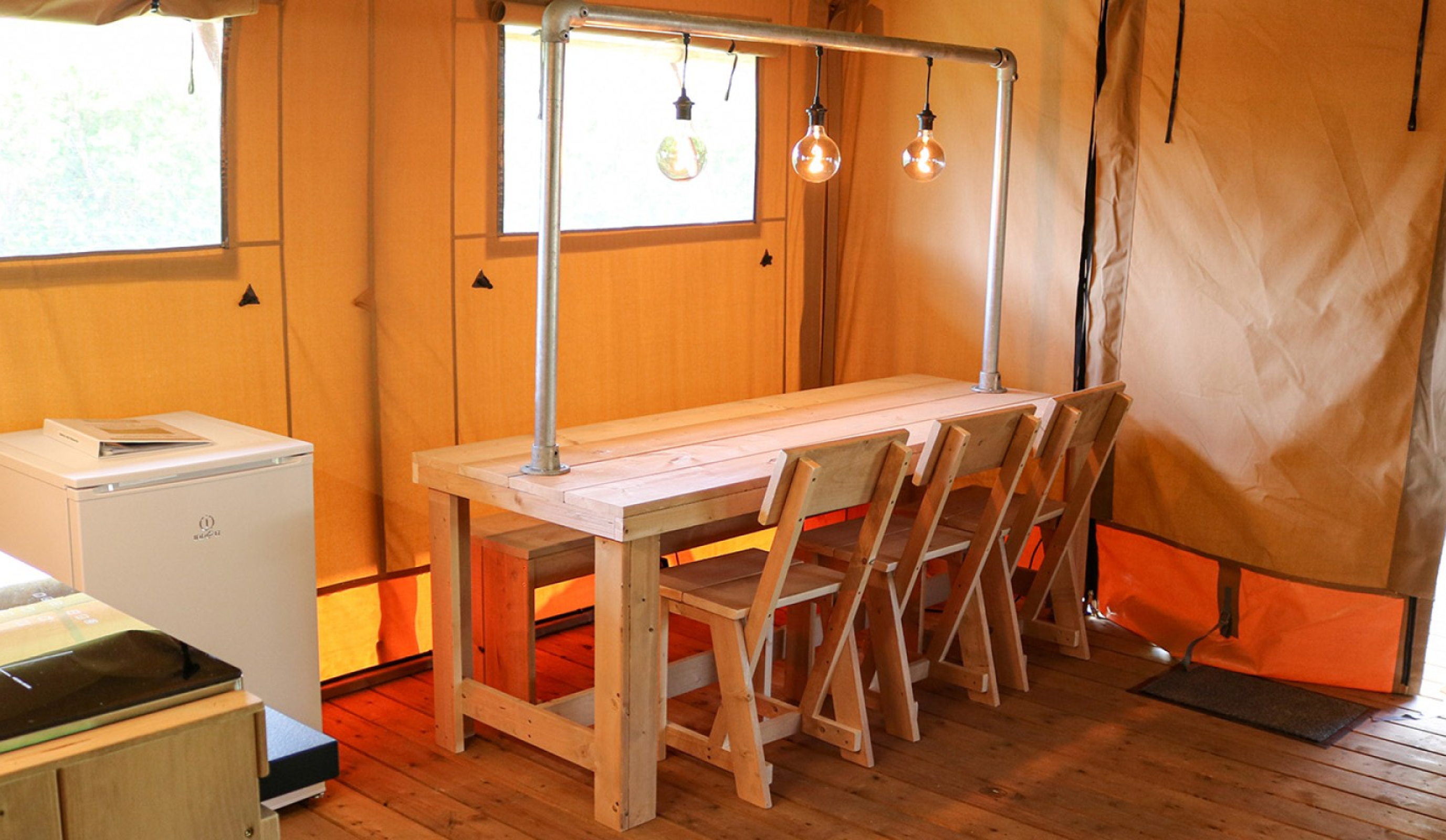 Glamping Lodge Het Steelpannetje - Eettafel